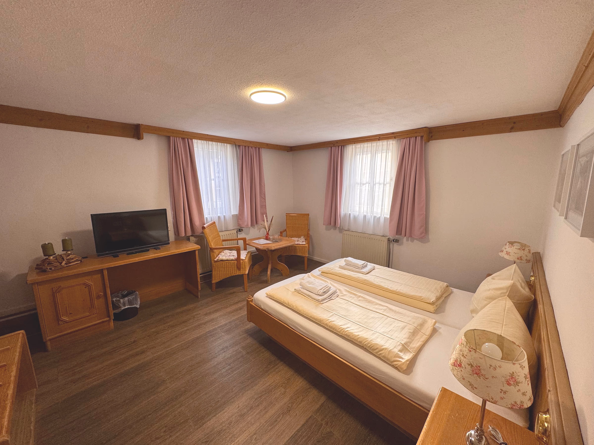 Classic Doppelzimmer im Historikhotel Ochsen mit Doppelbett, Schreibtisch und zwei Fenstern