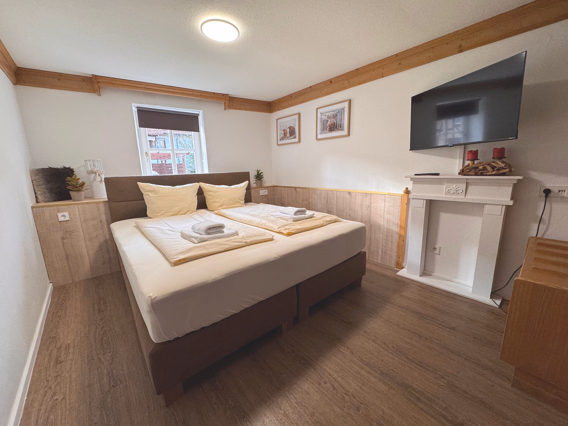 Standardzimmer im Historikhotel Ochsen mit Boxspringbett, Flachbild-TV und Kaminsims